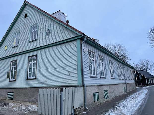 Helesinine puitmaja enne renoveerimist
