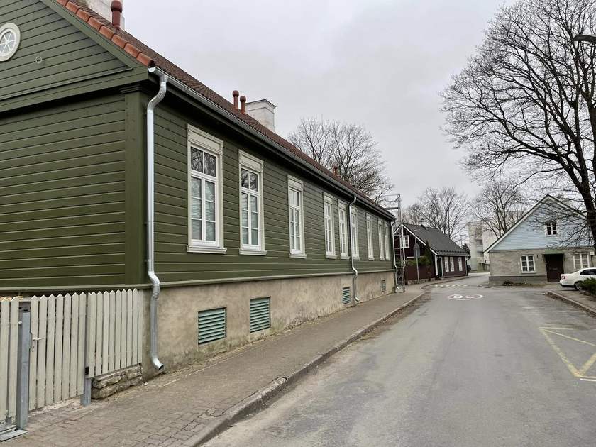 Sama puitmaja uue tumerohelise voodriga