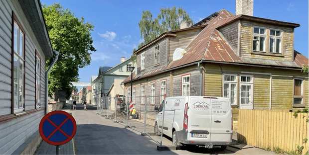 Vana puitmaja roostes plekk-katusega