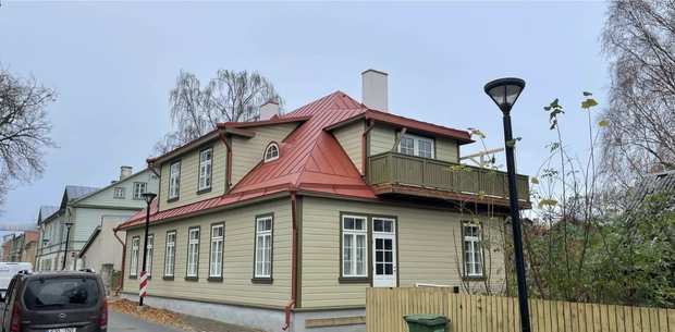 Sama maja uue punase katuse ja korras fassaadiga