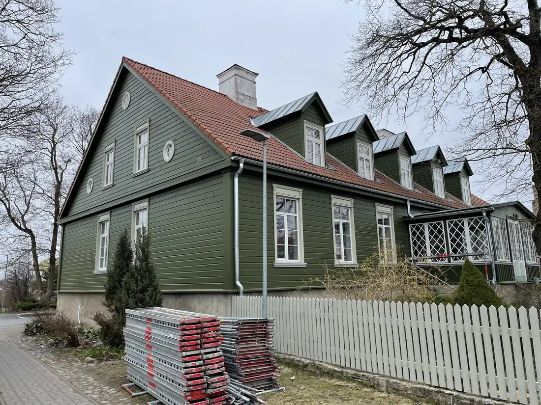Sama roheline puitmaja uue voodriga